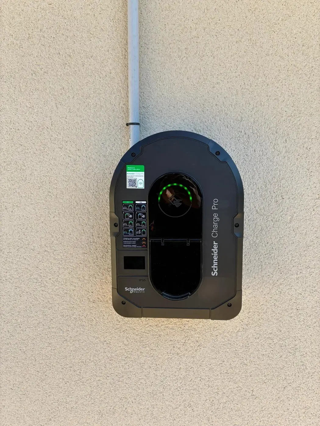 Borne de recharge murale Schneider Charge Pro installée par AGM Électricité