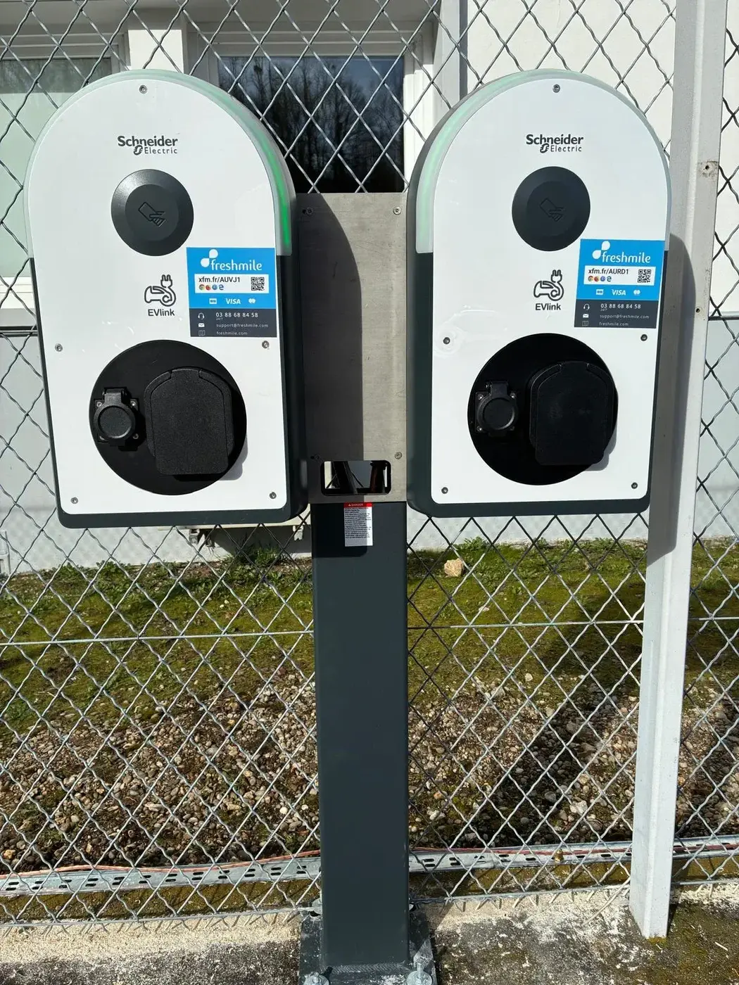 Double borne de recharge Schneider Electric sur pied installée pour un site professionnel