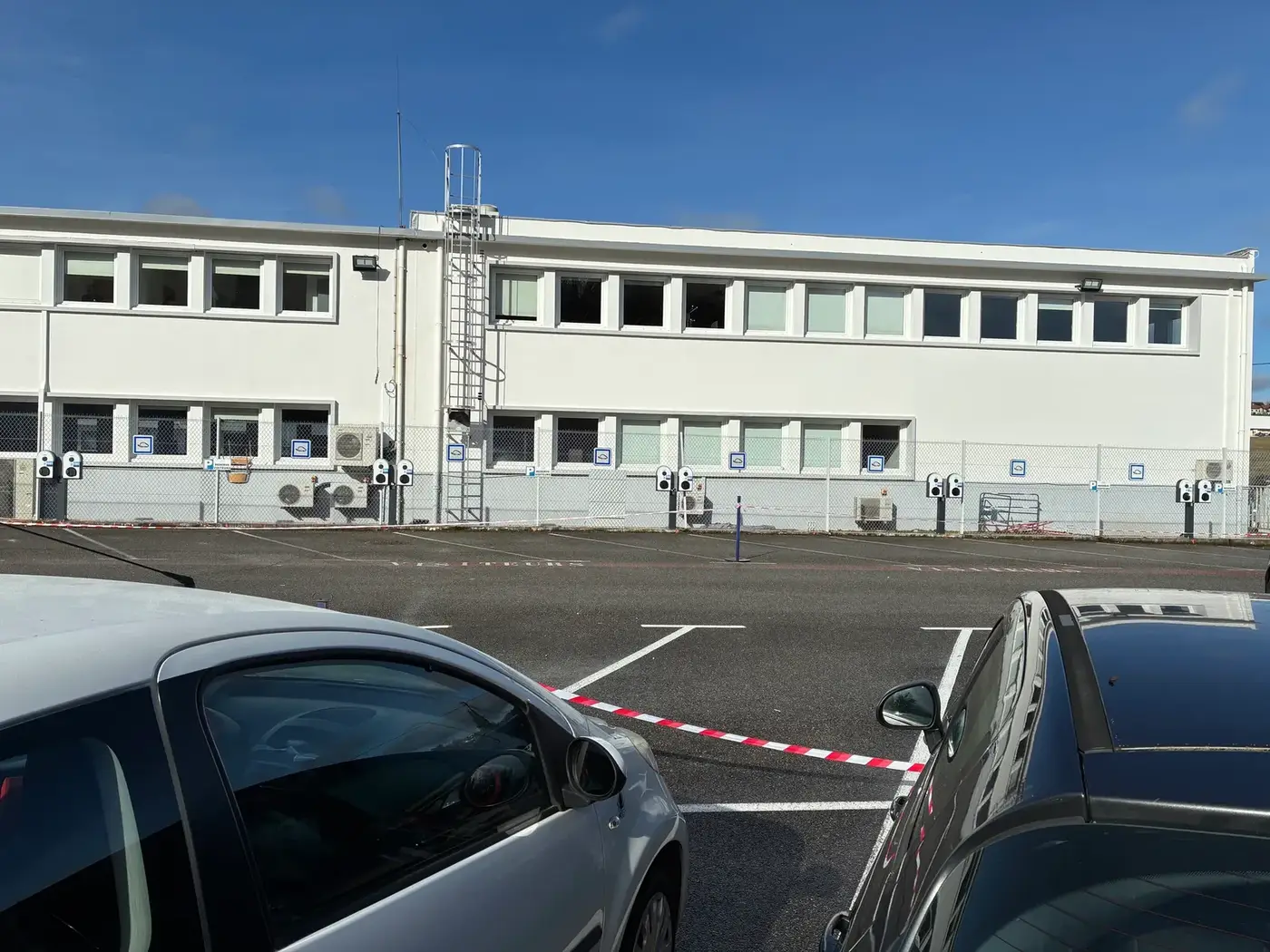 Parking d'entreprise équipé de bornes de recharge pour véhicules électriques